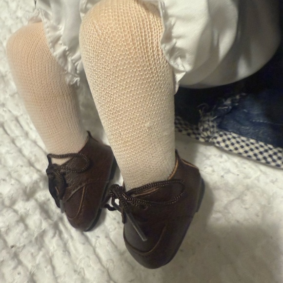 VINTAGE BEAUTIFUL COLLECTIBLE PORCELAIN DOLL KNEELING. 12 In - Picture 10 of 11